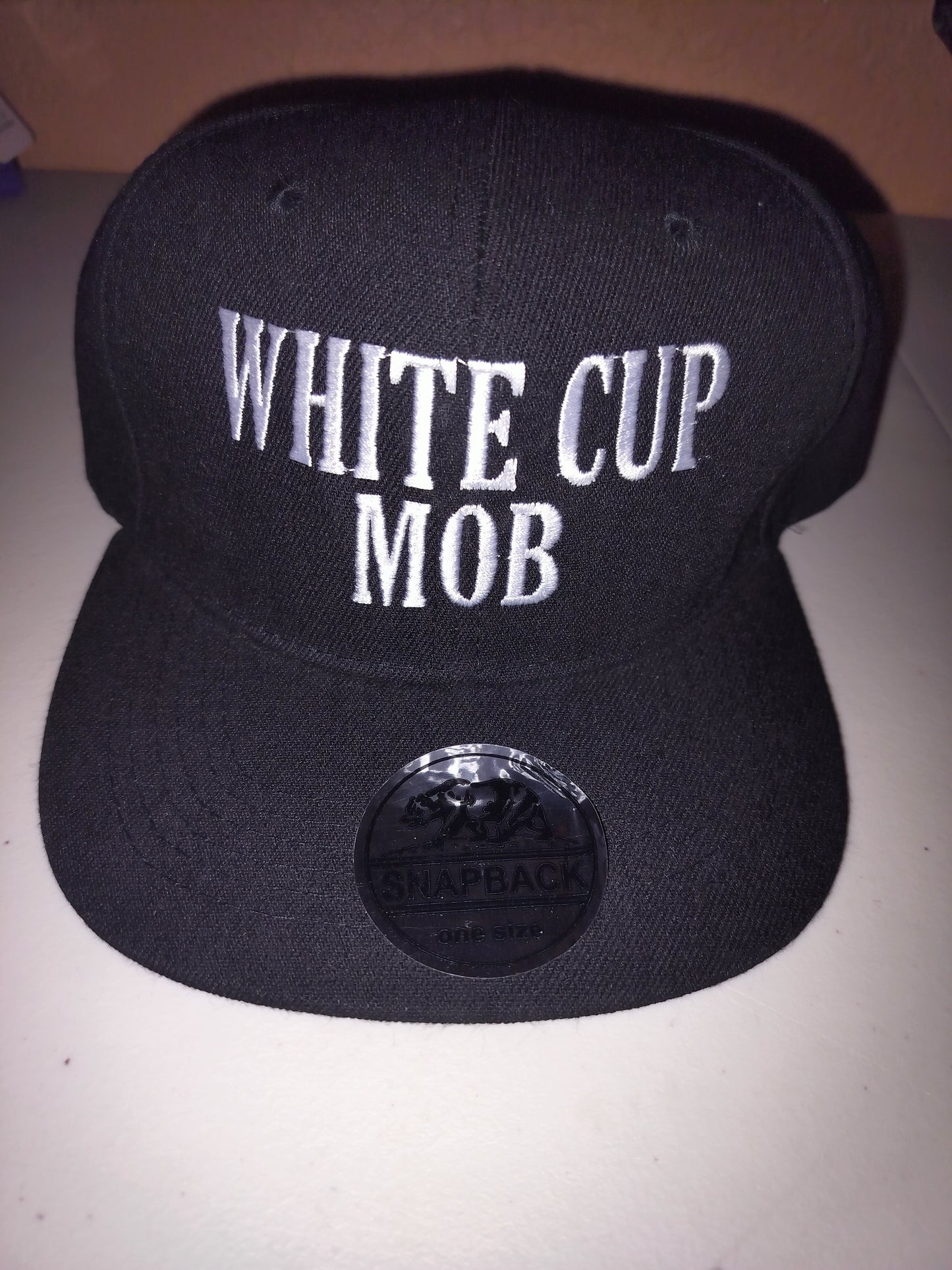 WHITE CUP MOB HAT